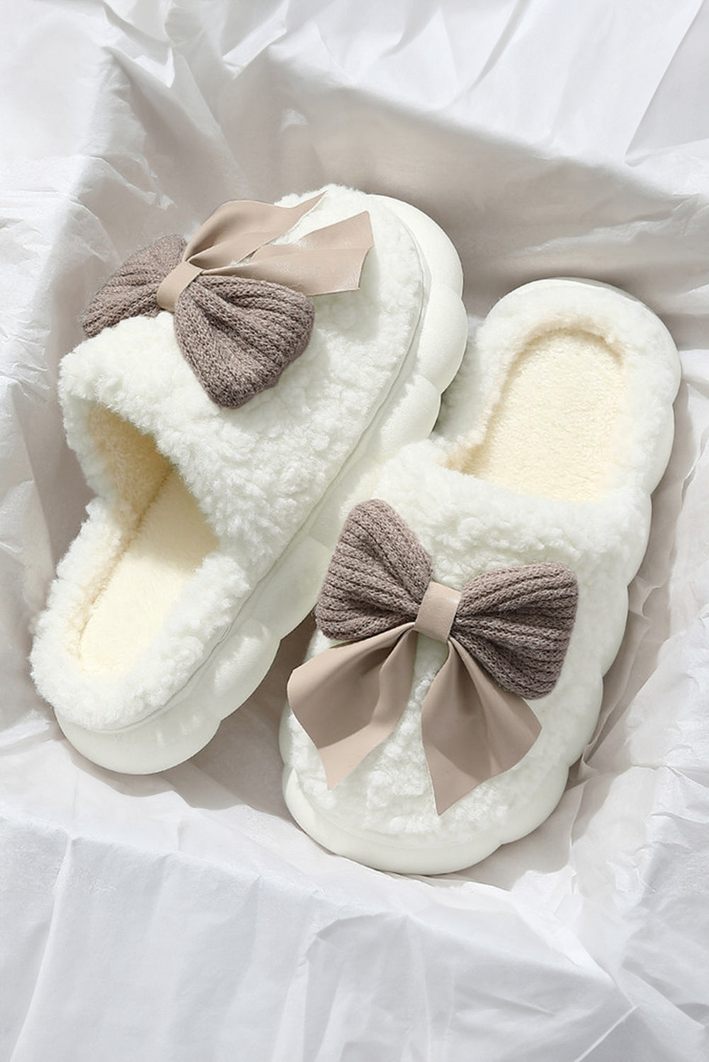 White Contrast Bowknot Applique Plush Winter Slippers (Colors May Differ by Batch)